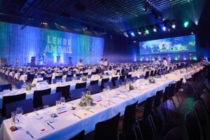 festlich eingedeckte Tischreihen auf der Werkstattbühne im Festspielhaus Bregenz