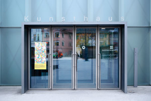 Kunsthaus Bregenz, Eingangstüren auf Glas