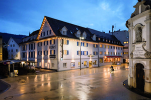 Außenansicht Hotel Messmer bei Abendstimmung am Kornmarktplatz in Bregenz