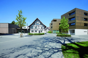 Außensicht Hotel am See mit blauem Himmel