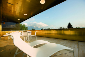 Terrasse mit Wellness-Liegen im Hotel Haus am See