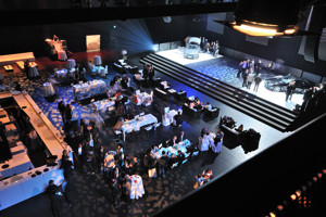 Mercedes Präsentation mit 2 Autos auf einer großen Bühne, Werkstattbühne im Festspielhaus Bregenz