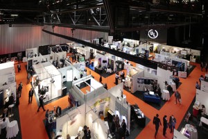 Viele Messekojen mit Besucher:innen auf der Werkstattbühne im Festspielhaus Bregenz