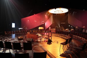 Runde Stuhlreichen um ein Vintage-Sofa und -Stühle auf der Werkstattbühne im Festspielhaus Bregenz