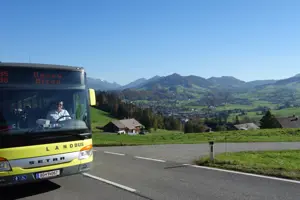 © REGIO Bregenzerwald Ein Landbus der REGIO Bregenzerwald auf der Landstraße © REGIO Bregenzerwald