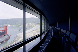 Blaue Leder-Stuhlreihen in der Blauen Lounge mit Blick auf die Seebühne der Bregenzer Festspiele