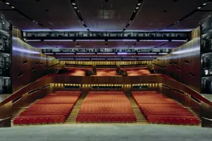 © Bruno Klomfar Großer Saal, Blickrichtung Auditorium mit roten Stühlen, Festspielhaus Bregenz © Bruno Klomfar