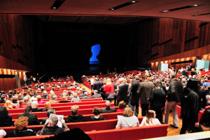 Menschen strömen in den Großen Saal des Festspielhauses Bregenz