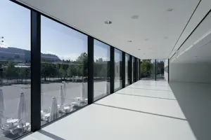 © Bruno Klomfar Der leere weiße Saal Panorama mit Fensterfront und Blick hinaus auf den sonnigen Platz der Wiener Symphoniker © Bruno Klomfar