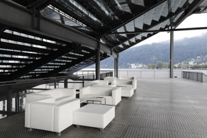 Überdachte Terrasse vom Parkstudio mit weißen Lounge-Möbeln und Blick auf den Bodensee