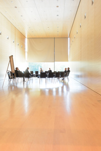 Kongress-Teilnehmer:innen sitzen in einem Stuhlkreis mit Flipchart im Saal Propter Homines im Festspielhaus Bregenz