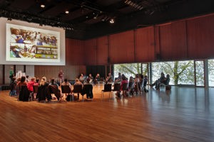 Workshop-Teilnehmer:innen in einem Stuhlkreis im Seestudio im Festspielhaus Bregenz
