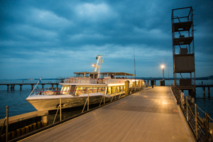 Ein Bodenseeschiff an der Anlegestelle des Festspielhauses Bregenz