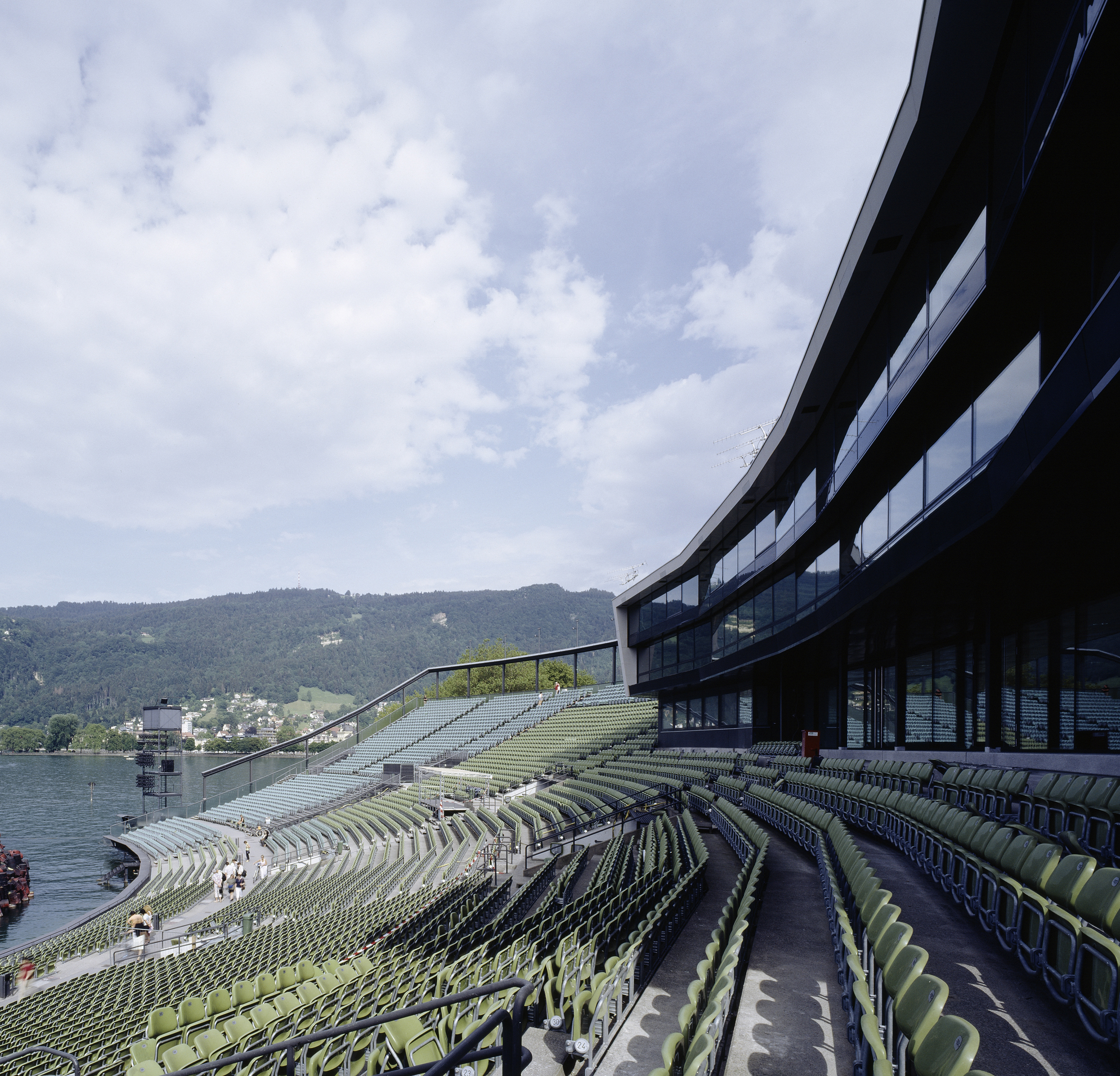 Leere grüne Stuhlreihen der Seetribüne mit Blick auf den Pfänder © Bruno Klomfar