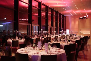 Gedeckte und schön eingeleuchtete runde Tische im Seefoyer im Festspielhaus Bregenz