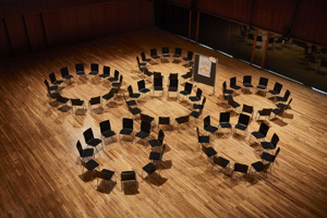 Sechs Stuhlkreise mit schwarzen Stühlen und einer Pinnwand im Seestudio im Festspielhaus Bregenz