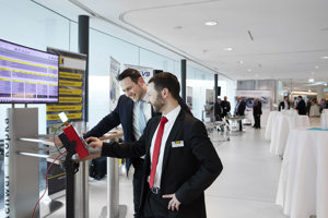 Zwei Männer im Anzug im Gespräch im hellen Parkstudio des Festspielhauses Bregenz