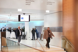 Kongressteilnehmer bewegen sich Richtung Hauptstiege im Foyer des Festspielhauses Bregenz