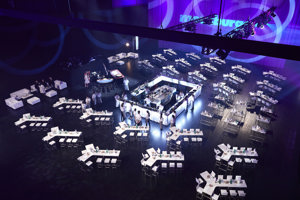 Festlich eingerichtete und in den Farben lila und blau eingeleuchtete Werkstattbühne mit Barbereich in der Mitte