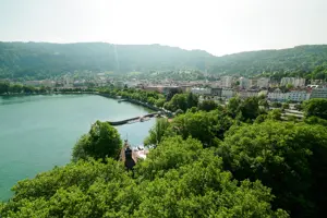 © Gerhard Klocker Luftaufnahme der Bregenzer Bucht mit sehr vielen grünen Laubbäumen © Gerhard Klocker