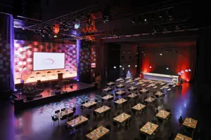 Eckige Tische auf der Hauptbühne im Festspielhaus Bregenz © Anja Koehler