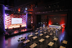 Eckige Tische auf der Hauptbühne im Festspielhaus Bregenz