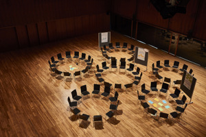 Sechs Stuhlkreise im Seestudio im Festspielhaus Bregenz