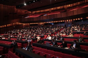 Symposiumsteilnehmer:innen bei der LpS 2015 im aufsteigenden Auditorium des Großen Saal im Festspielhaus Bregenz 