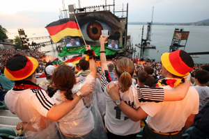 ZDF-Arena mit jubelnden Fußballfans auf der Seetribüne am Bodensee, EM 2008