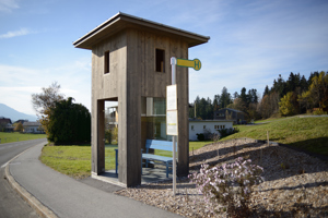 Architektonisch extravagante Bushalte-Stelle im Bregenzer Wald von Alexander Brodsky