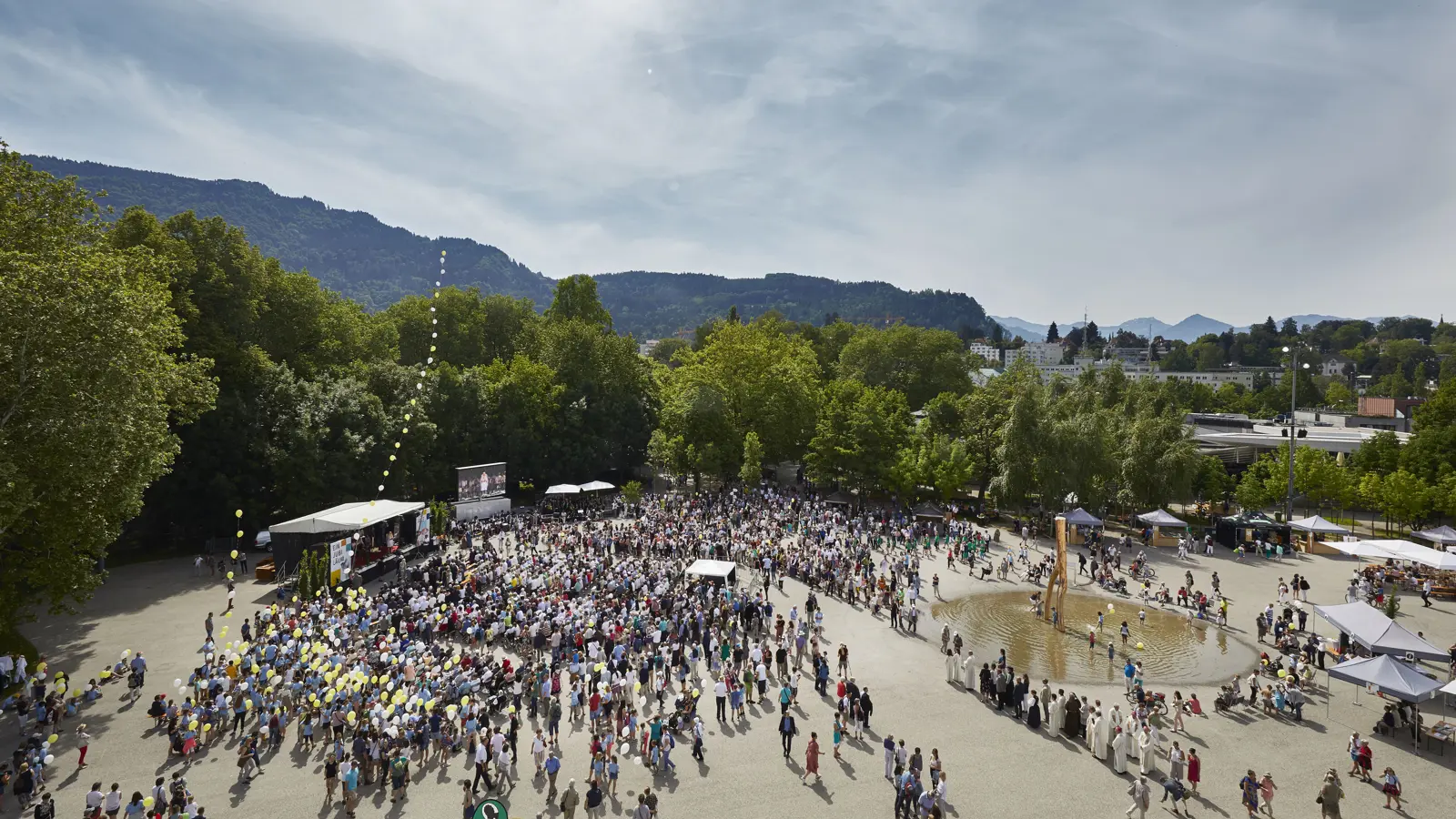 © Anja Koehler Menschenmenge auf dem Platz der Wiener Symphoniker vor dem Festspielhaus Bregenz © Anja Koehler