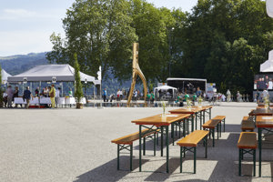 Sitzgelegenheiten und überdachte Bewirtungsinseln auf dem Platz der Wiener Symphoniker vor dem Festspielhaus Bregenz