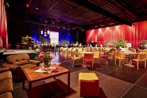 Cafe-Haus Betischung und kleine Bühne, rot eingeleuchtete Wänden auf der Werkstattbühne im Festspielhaus Bregenz