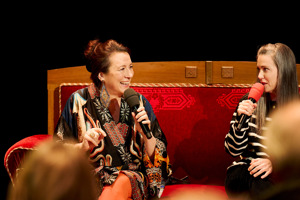 Intendantin der Bregenzer Festspiele auf einer roten Couch mit der Pressesprecherin im Interview