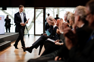 Ein Mann im Anzug verlässt unter Beifall des Publikums die Bühne im Seestudio des Festspielhauses Bregenz