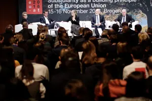 Paneldiskussion vor einer großen Leinwand und einer vollbesetzten Reihenbestuhlung im Seestudio des Festspielhauses Bregenz © Andy Wenzel, Bundeskanzleramt