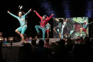 Auf einem Laufsteg präsentieren fünf Models eine Outdoorkollektion auf der Werkstattbühne im Festspielhaus Bregenz © Anja Koehler
