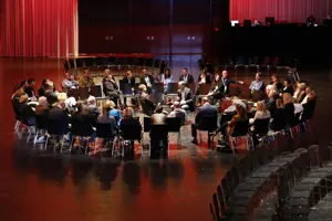 © Anja Koehler Menschen in einem zweireihigen Stuhlkreis auf der Werkstattbühne im Festspielhaus Bregenz © Anja Koehler