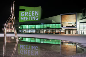 Bühnenturm des Festspielhaues Bregenz, beleuchtet mit dem Schriftzug Green Meeting