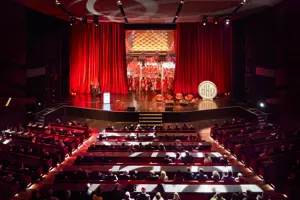 © Anja Koehler Der rote Vorhang zur festlich eingerichteten Hauptbühne im Festspielhaus Bregenz öffnet sich © Anja Koehler