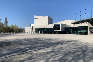 Festspielhaus Bregenz Außenansicht vor strahlend blauem Himmel