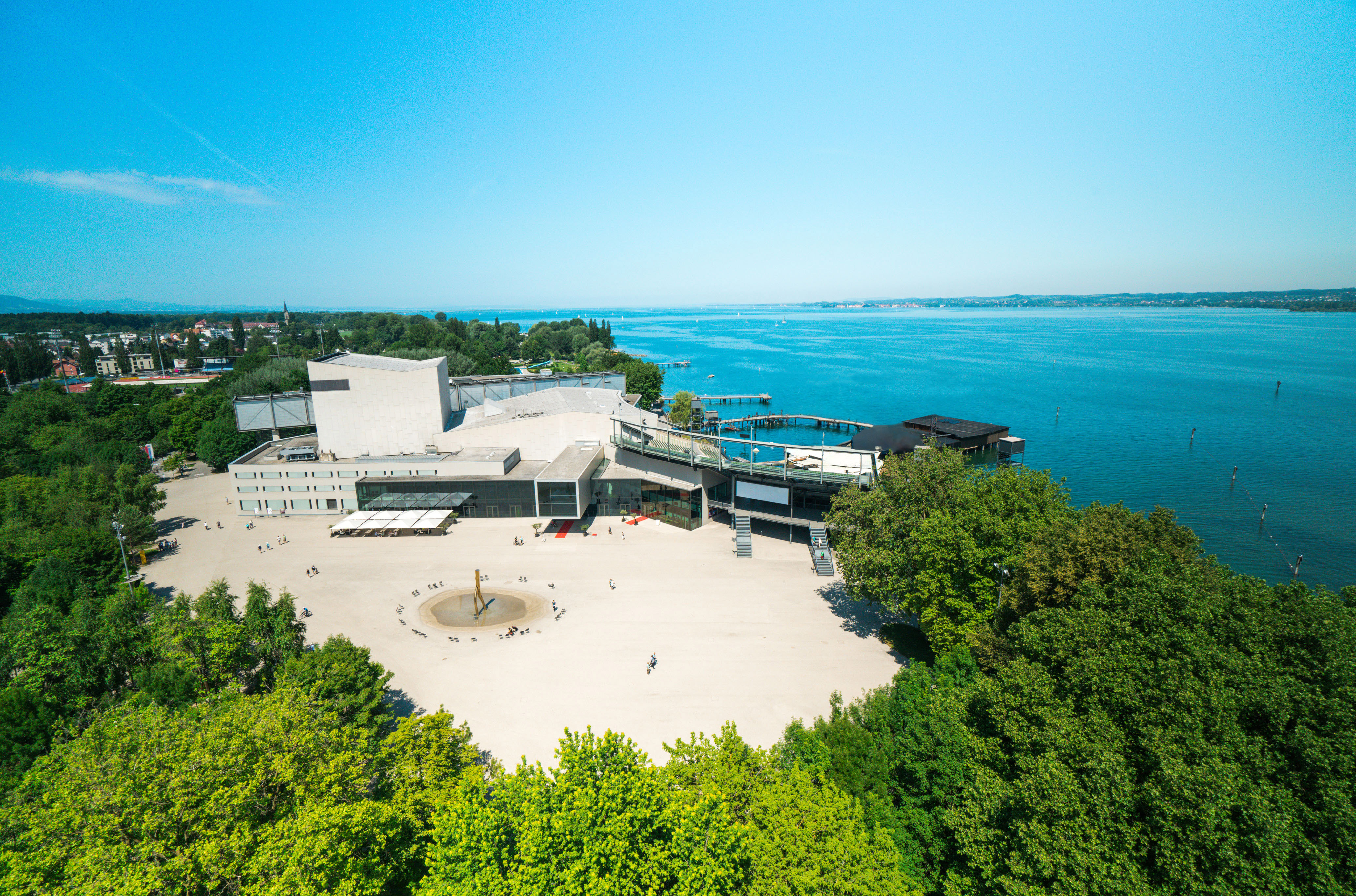 Drohnenaufnahme des Festspielhauses Bregenz mit Blickrichtung auf den Bodensee © bobdo