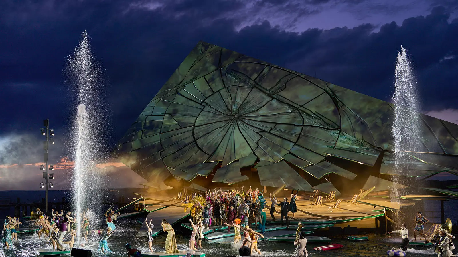 Wasserfontänen vor der Seebühne, Bühnenbild La traviata © Bregenzer Festspiele / Anja Koehler