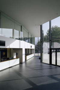 großzügiger Registrierungsbereich im Eingangsfoyer des Festspielhaus Bregenz