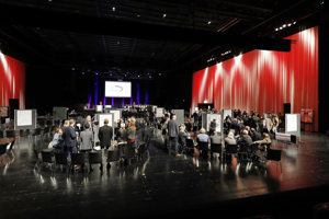 Workshop-Gruppen in Stuhlkreisen auf der Werkstattbühne im Festspielhaus Bregenz