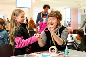 Kreatives Basteln für Kinder im Festspielhaus Bregenz beim Tag der offenen Tür