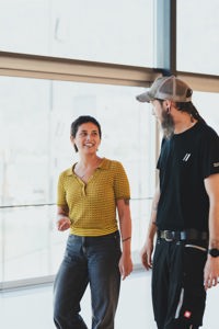 Zwei Mitarbeiter:innen des Festspielhauses Bregenz im Gespräch vor der großen Fensterfront des Seefoyers