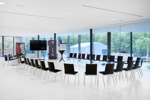 schwarze Stühle in U-Form aufgestellt im weißen hellen Parkstudio des Festspielhauses Bregenz