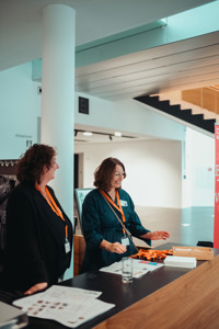 freundliche Mitarbeiterinnen beim Empfang im Eingangsfoyer des Festspielhauses Bregenz