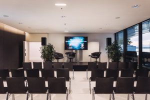 Leere Stuhlreihen vor einem Podium mit Blick auf den Bodensee in der Seegalerie im Festspielhaus Bregenz